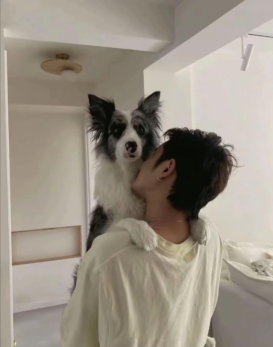 王勉又在别人合照里自曝了别人发合照：看我们多好看。王勉发合照：看，角落里那个是