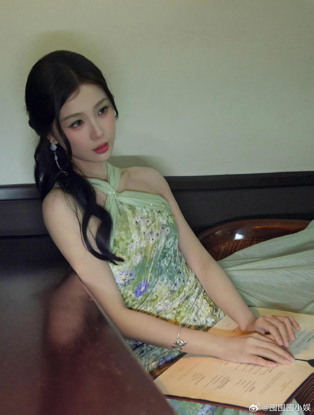 王亚飞给虞书欣化的薄荷青雾妆王亚飞晒给虞书欣化的薄荷青雾妆，怎么能这么漂亮。虞书