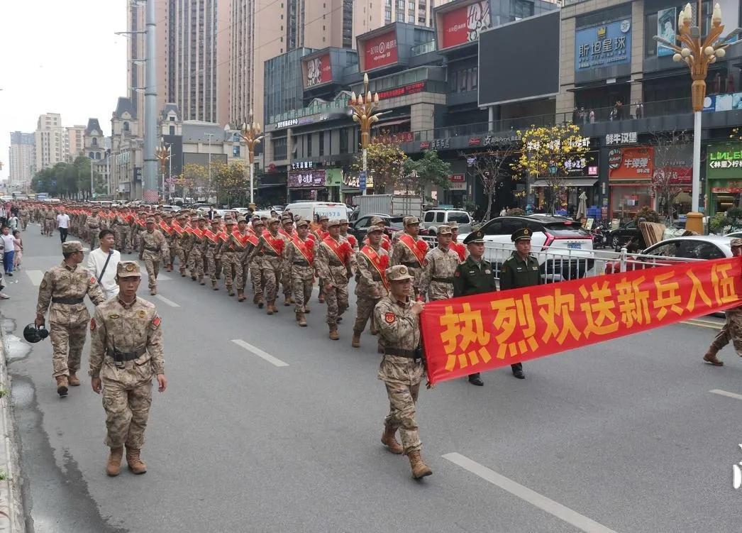 今年征兵的5个“前所未有”！第一：兵员质量，前所未有的提高，大学生已经成为新兵