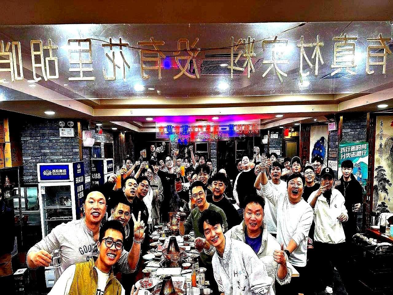 封箱台上，烧饼一把搂住秦霄贤，掏出一沓现金直接塞进他口袋。台下瞬间炸了。