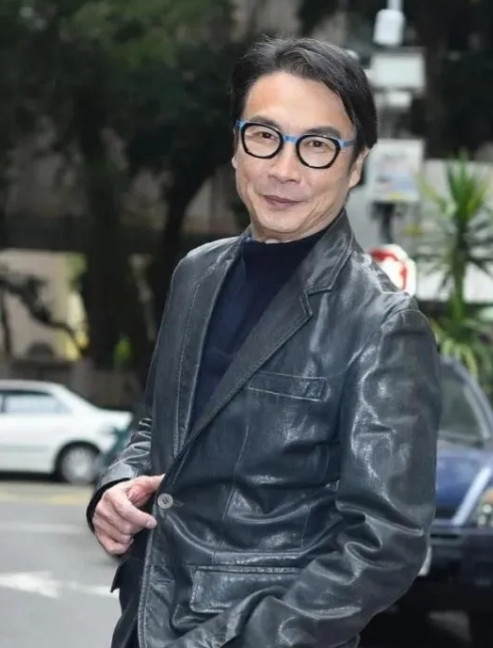 42岁的刘松仁，看上了22岁的泰国空姐，下飞机时塞给对方一张纸条，想跟她交往，没
