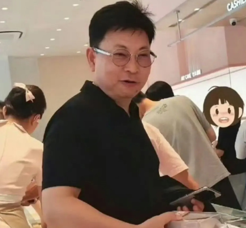 “大漏勺”余承东逛商场又被拍！手中疑似Mate80系列的手机，摄像模组做了伪装。