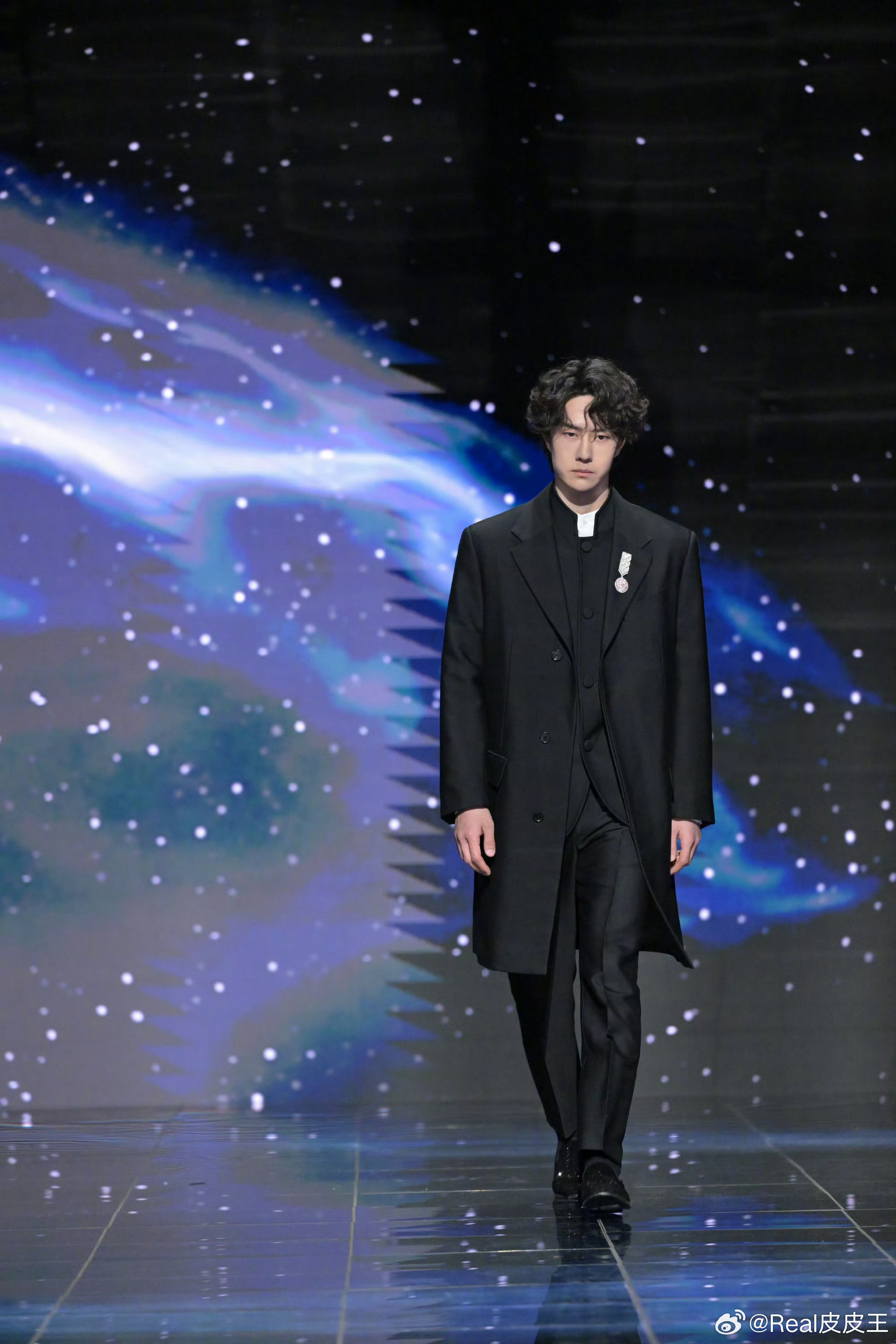 王一博红毯生图来了如何？微博之夜红毯