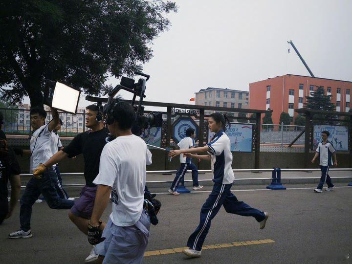 娱乐关晓彤闭眼笑颜关晓彤晴也表情包关晓彤晴也表情包，出来玩吗我来接你
