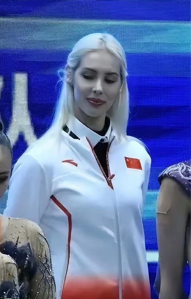 亚运会闭幕式上，中国代表团里一位金发碧眼的美女火出了圈。她身穿中国队的白色队服，
