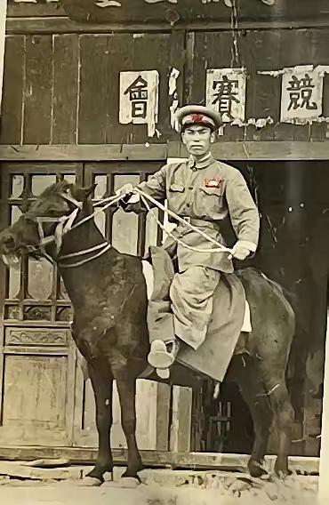 这张照片第一次见，将军英姿挺拔，威武霸气！曾经的他“打铁的”，后来的他“铁打的”