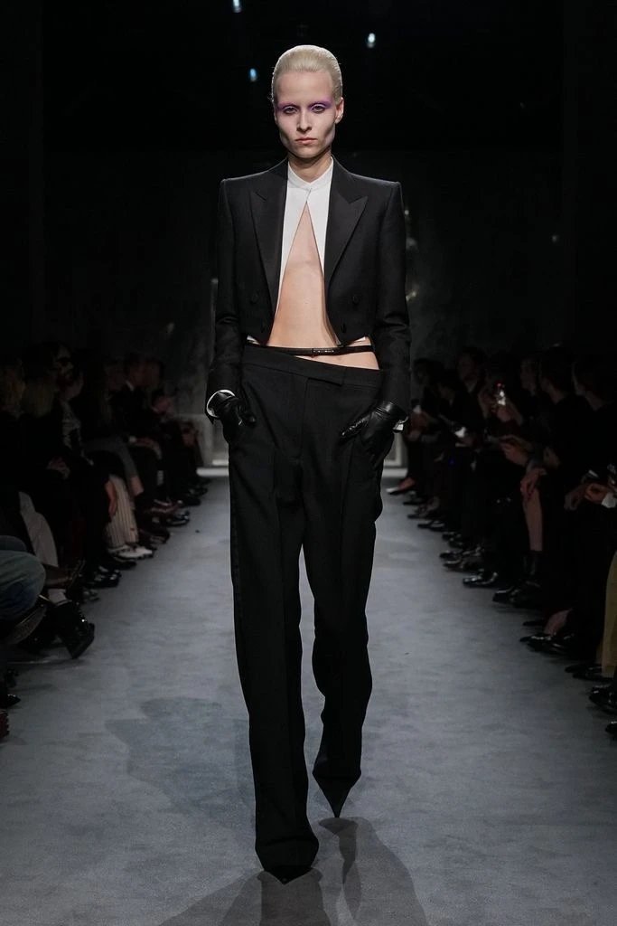 TomFord2025秋冬系列，是暗夜星辰与都市丛林碰撞的产物，以硬朗廓形包