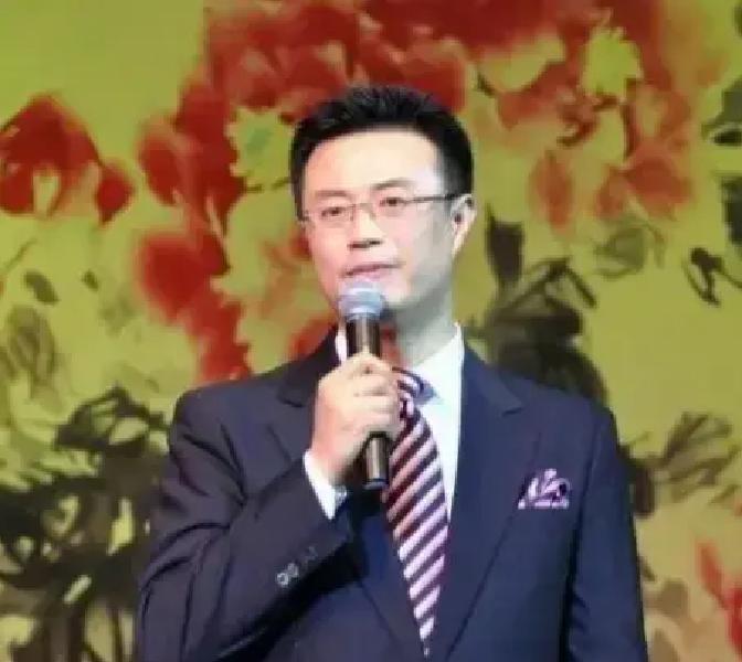 1999年的北京，一家老医院的骨科病房里，空气里飘着散不掉的刺鼻药水味病床上
