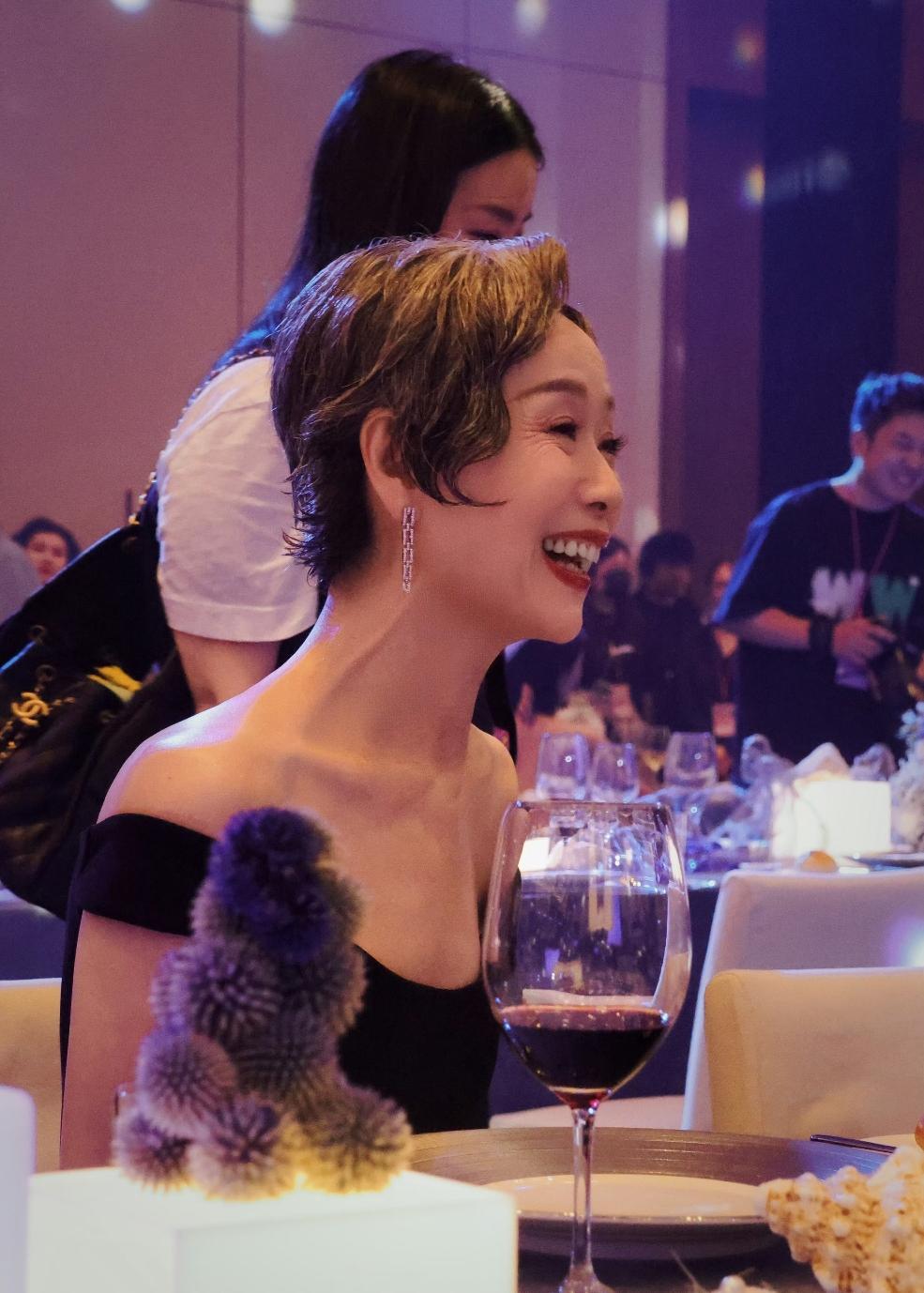 好绝，这竟然是62岁的叶童，虽然眼尾的鱼尾纹非常明显，但并没有掩盖她的优雅，虽然