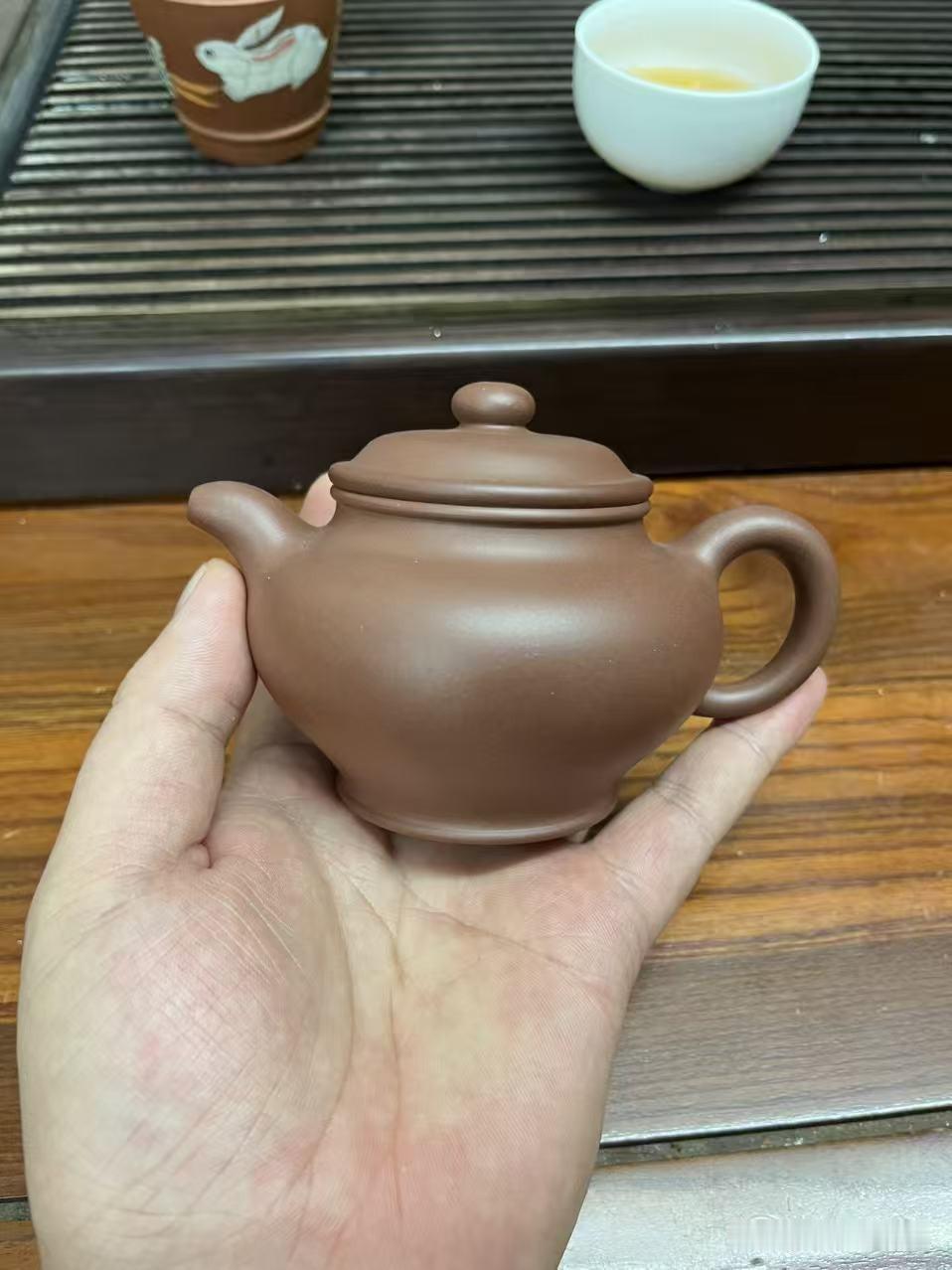 玩了这么多年紫砂壶，有些话实在憋不住了朋友深夜发来一张壶的照片，问我值不值。我