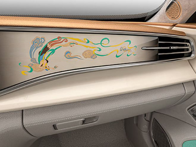 汽车红旗H9配色采用红旗红+云母白双色车身，展现新高尚精致主义美学的最新篇章。