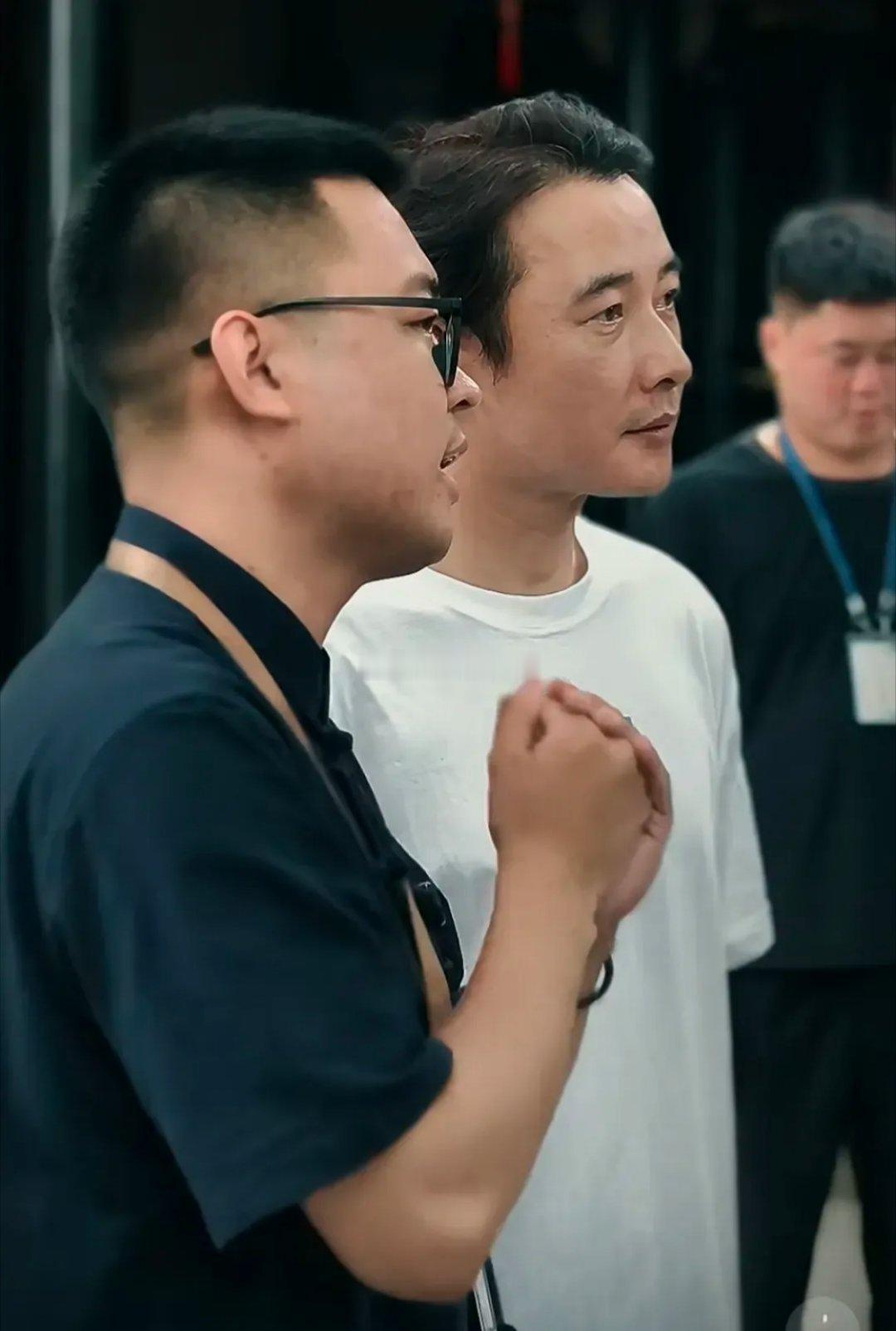 罗晋现身大孤山祈福，看起来还是好憔悴，生图看着好苍老。个子很高头发留得挺长的发际
