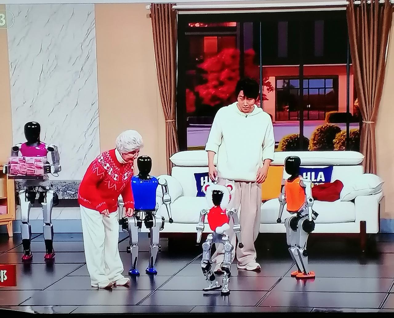 马年春晚：把机器人强行植入小品！去年春晚，机器人首次亮相春晚，我就预