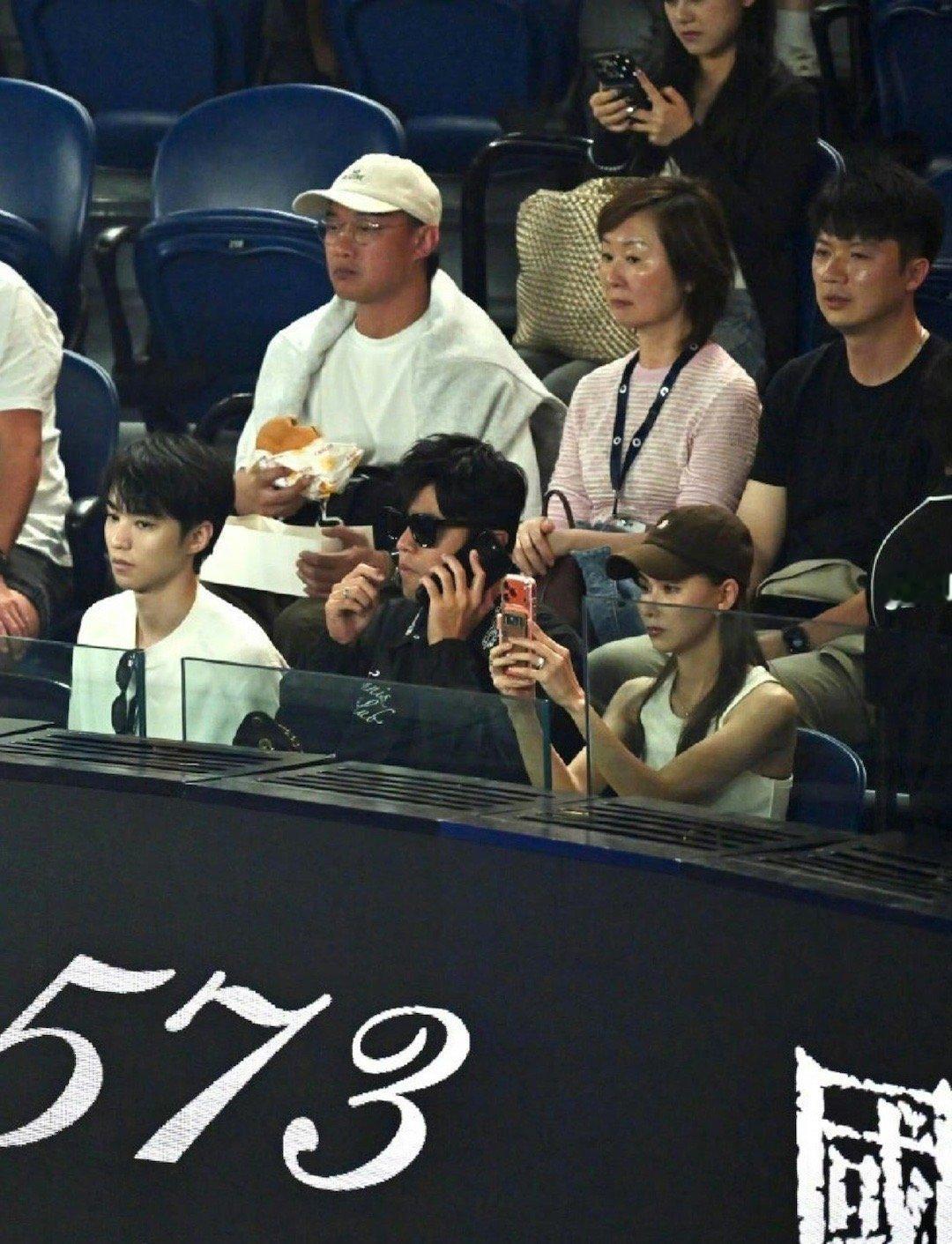 周杰伦陈奕迅王俊凯澳网同框照🈶追星成功的王俊凯、晕碳的Eason、霸总的杰伦