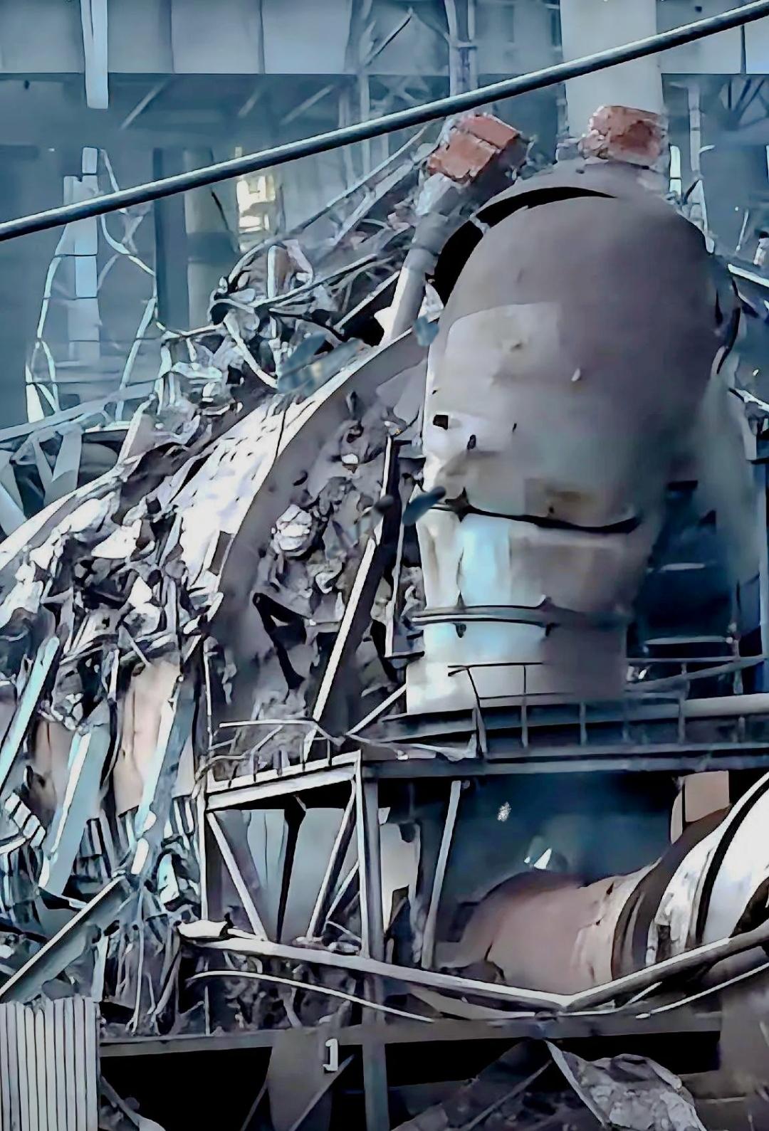 包钢出事了。领导层赶忙发声：安全手册发了，责任状签了，培训年年搞，流程看似滴水