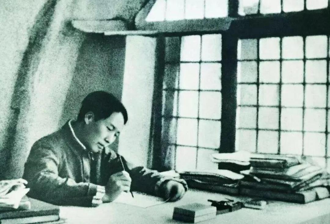 李银桥回忆说：毛主席以前也不是这个习惯，因通讯条件所限，只能连夜工作。据李