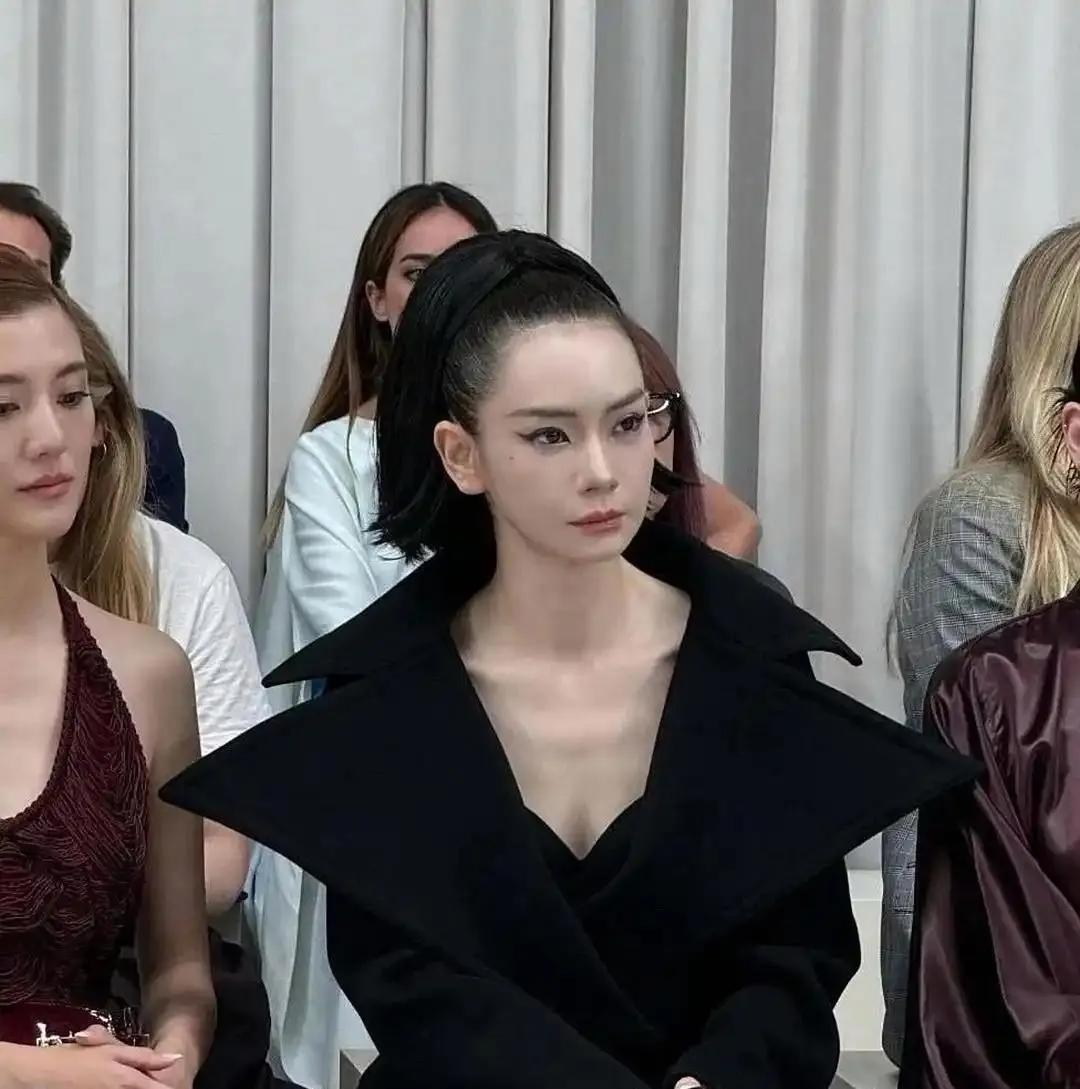 戚薇的头皮看着就疼，她为了美是真能忍…