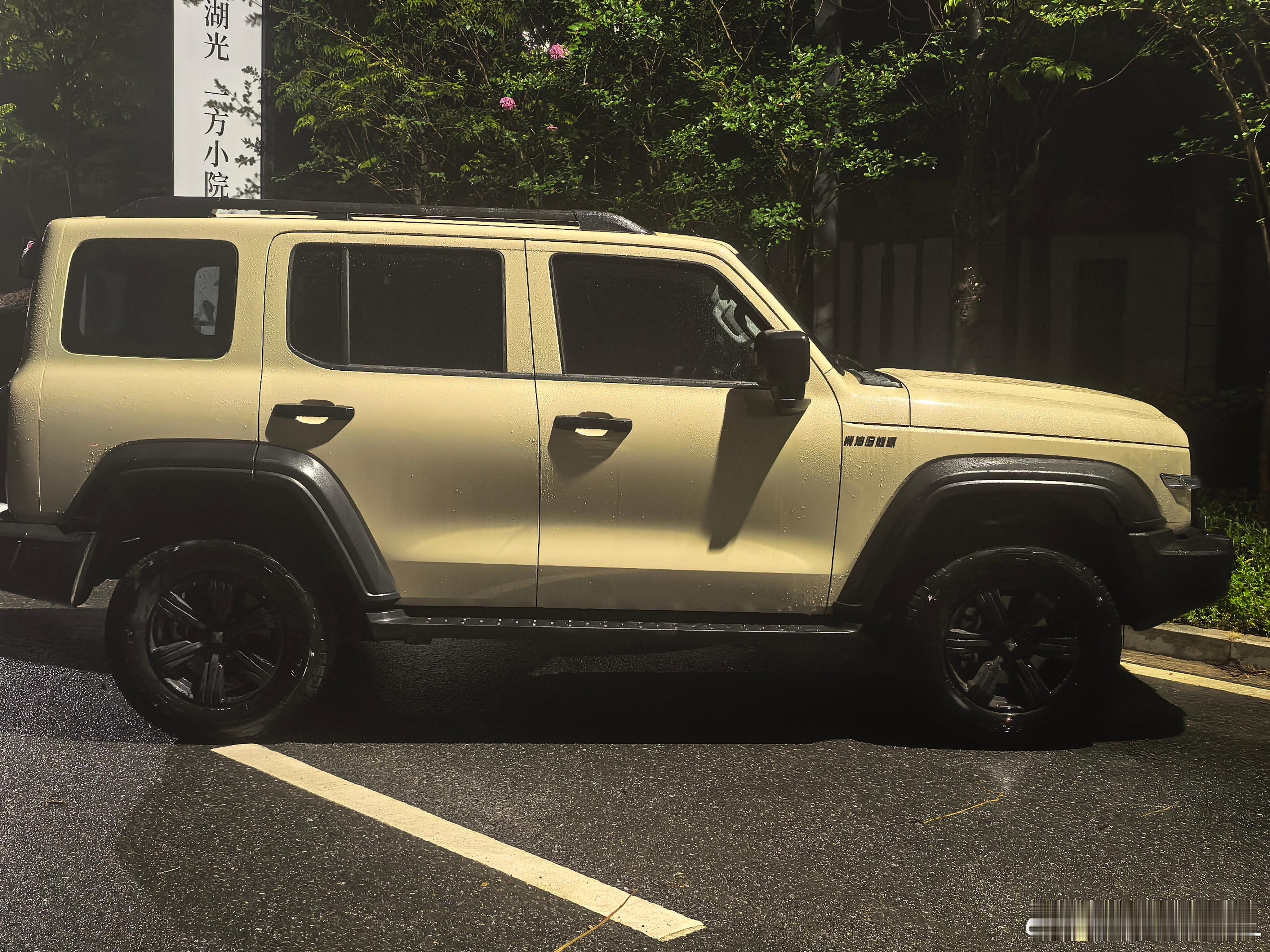 我为什么喜欢柴油？相比插混，柴油不用充电，硬派越野的电费其实也不便宜。柴油车还不