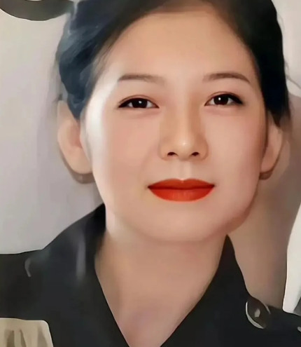 这是刀郎的现任妻子朱梅。人长得美丽大方、善良温柔。朱梅也是一名歌手，她与刀郎