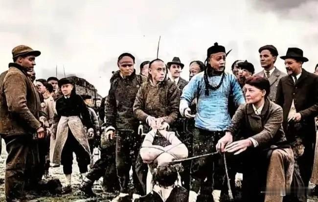 1871年，左宗棠在宁夏设下刑场，将匪首全家300余口处决，唯留一老一少，西北震