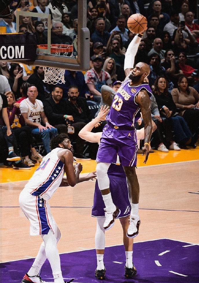 又一张名画：詹姆斯飞扣恩比德！这画面里，詹姆斯的确跳的很高了，让人惊叹41岁