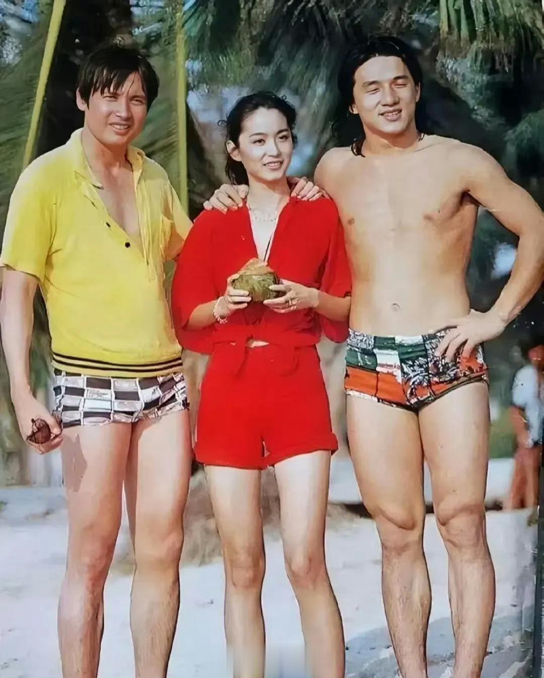 1978年香港。成龙大哥与女神林青霞的合影。当时大哥名气不大，双眼皮还没割，所以