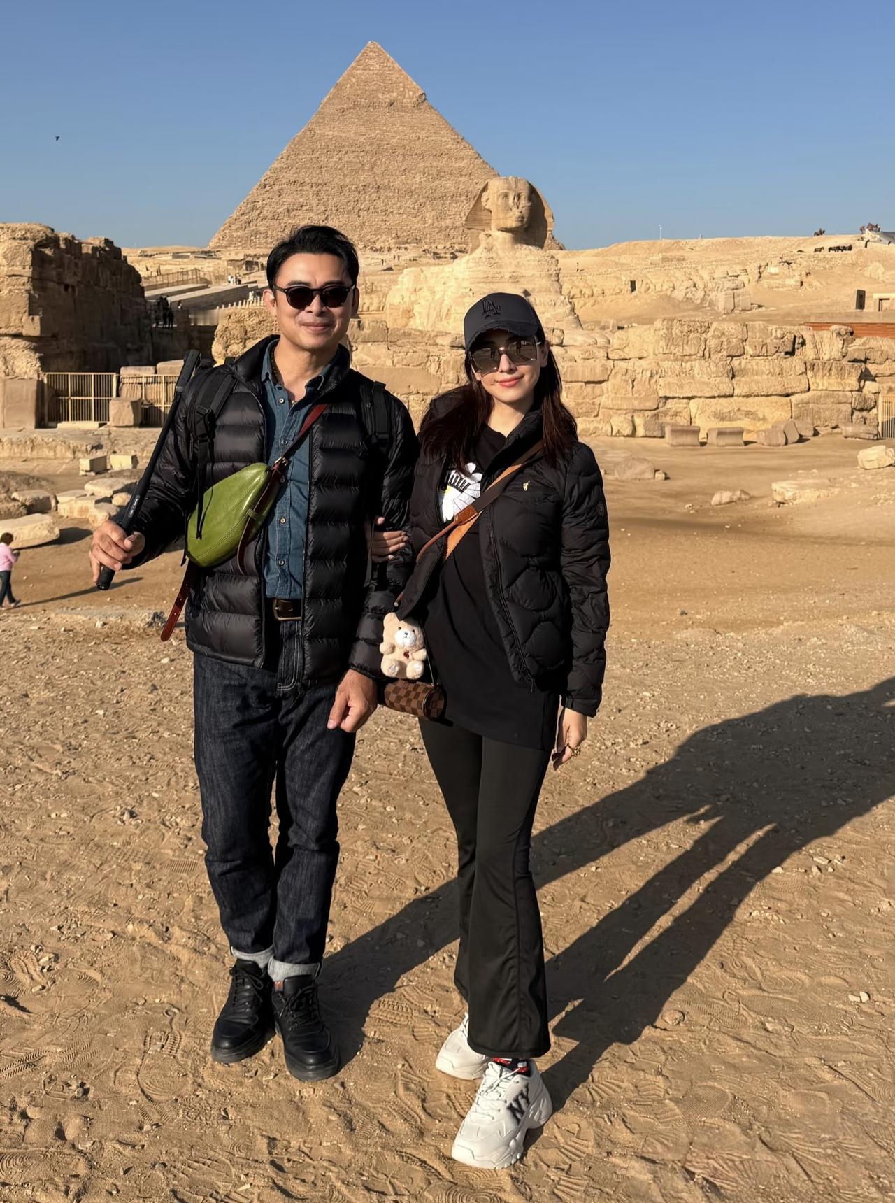 52岁樊少皇和老婆贾晓晨一起现身埃及旅游，夫妻俩去看了金字塔，被好多游客围堵拍照
