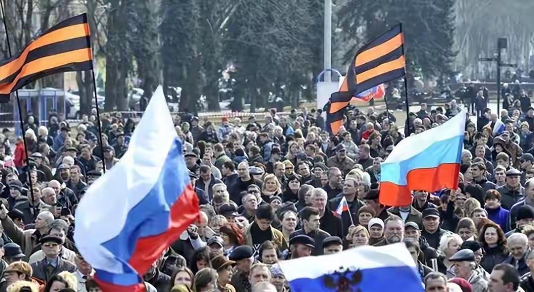 十年前，基辅独立广场上的年轻人举着星条旗，满心以为只要推翻了政府，就能过上欧洲的