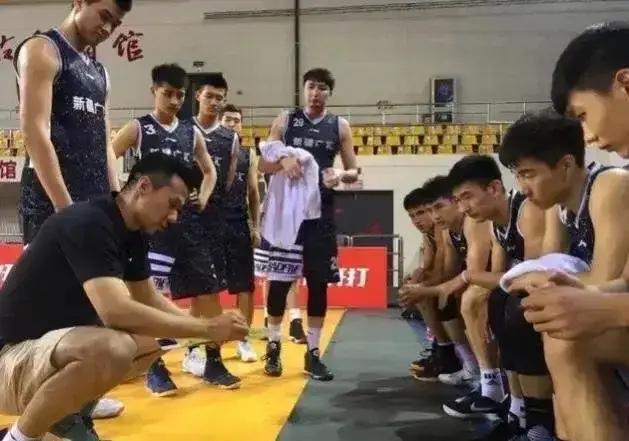 看来木拉提将来会成为新疆飞虎男篮的主教练！原来新疆飞虎男篮