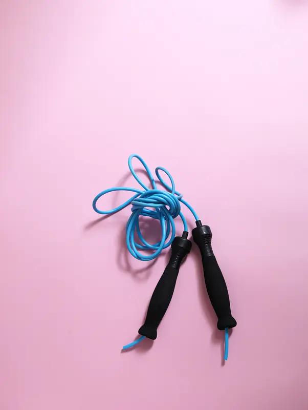 我把家里的健身器材整理一下。发现有哑铃、跳绳和脚蹬拉力器这些“宝藏”。哑铃操作