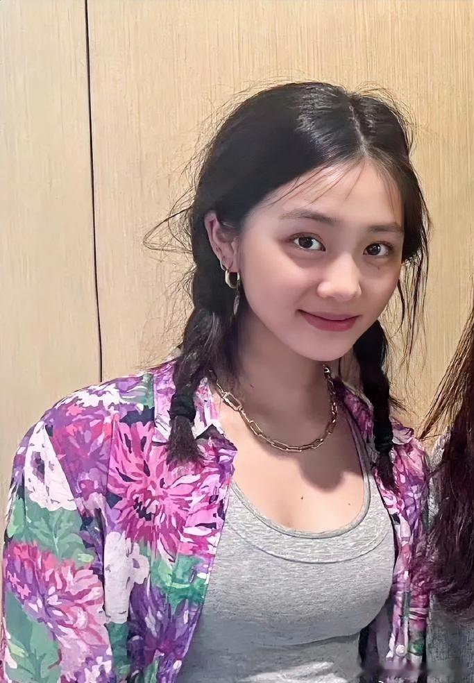 黄磊现在怕是头都大了！“女留学生”，“陪读妈妈”，这些被污名化的名词，他一个家就