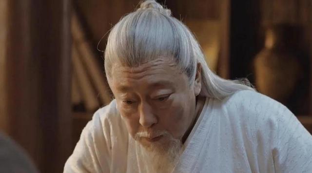 汉初，100岁的张苍斜卧榻上，无齿的嘴含着乳母的乳汁，身旁百余名妻妾环伺，却无一