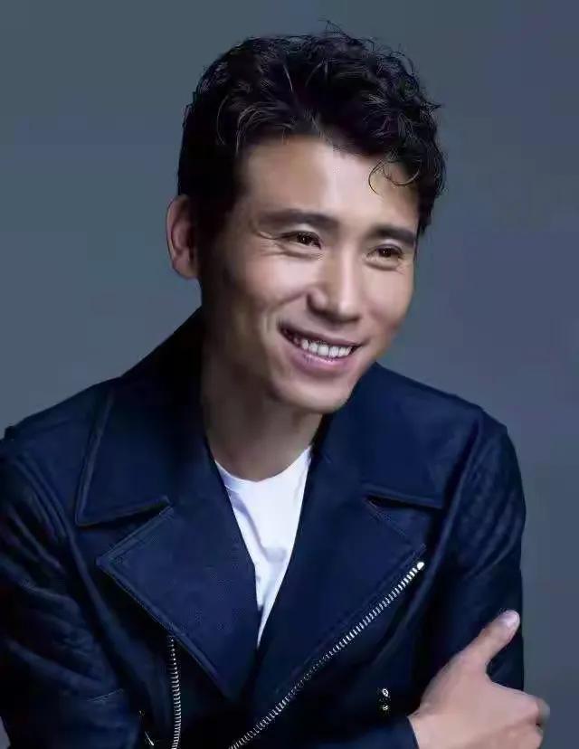 李乃文说：“大学二年级，我花了一个多月的时间，拍了一部七集的电视连续剧《家在三峡