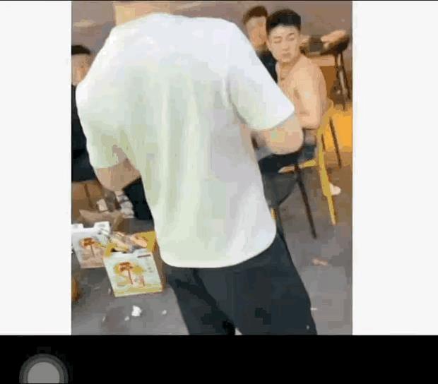 00后誓死不做舔狗！辽宁有三个女生，半夜去吃烧烤，还给男生打电话，叫他们出来一块