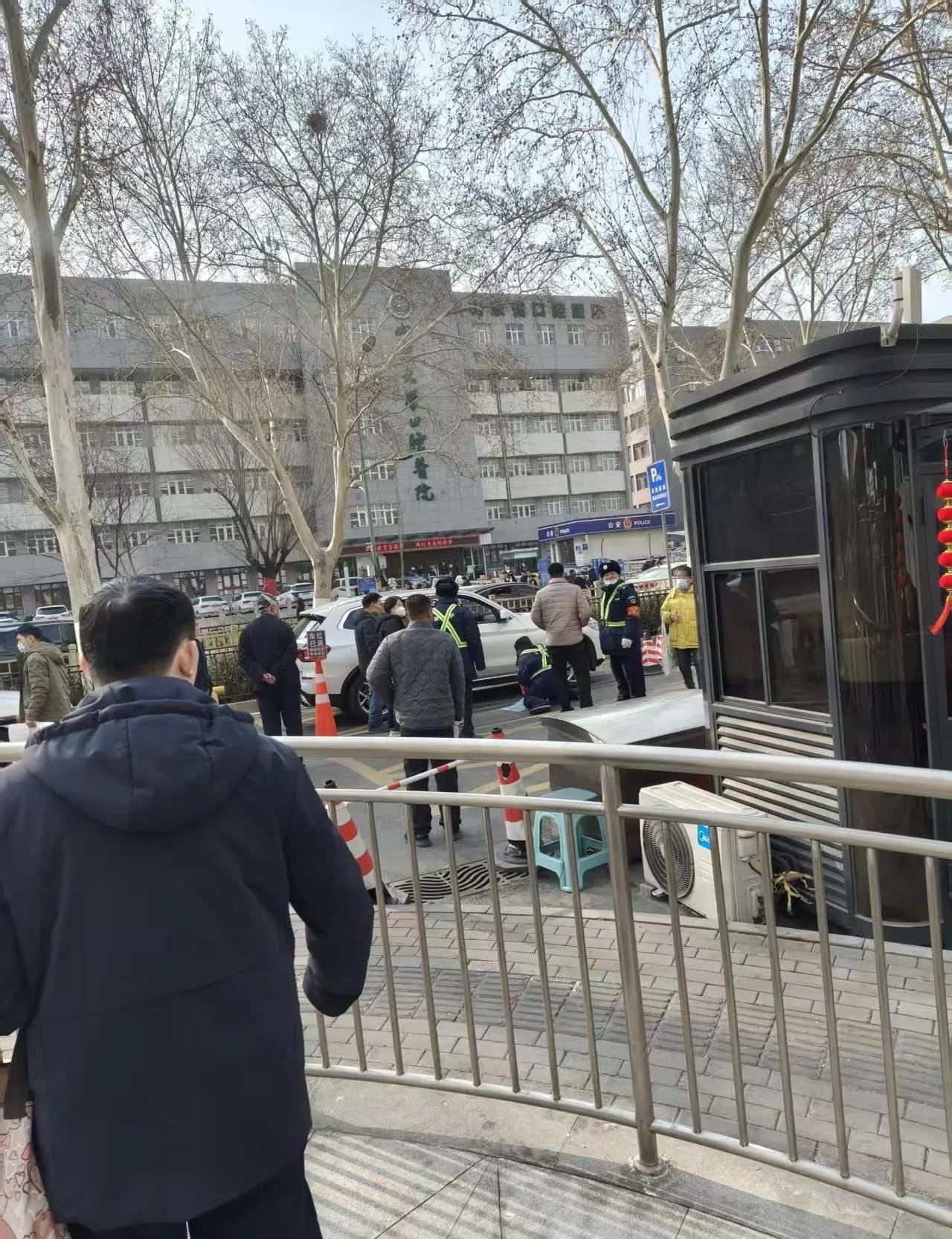 济南齐鲁医院门口令人愁心的一幕：患者家属情绪失控，推到保安砸坏门岗，导致就医通道