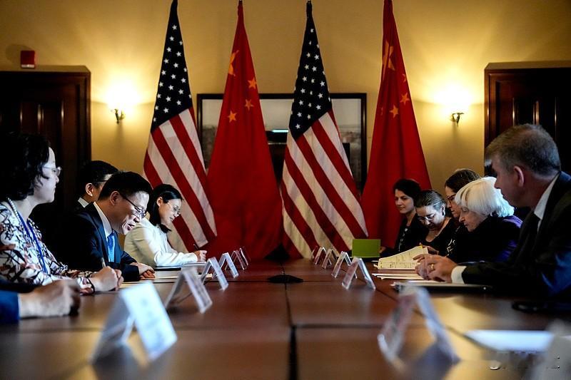 很多人聊中美博弈，总盯着贸易战、芯片封锁这些明面动作，其实都没摸到最核心的脉络。美国从二战后搭起来的