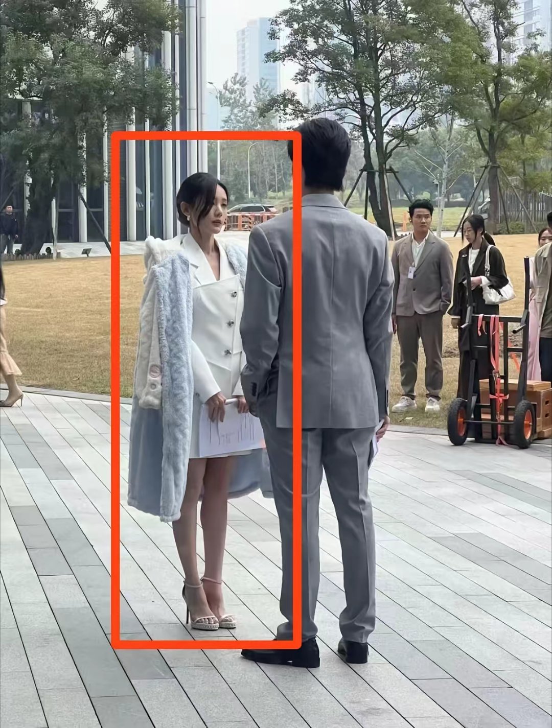 李一桐那么冷的天穿裙拍戏​​​