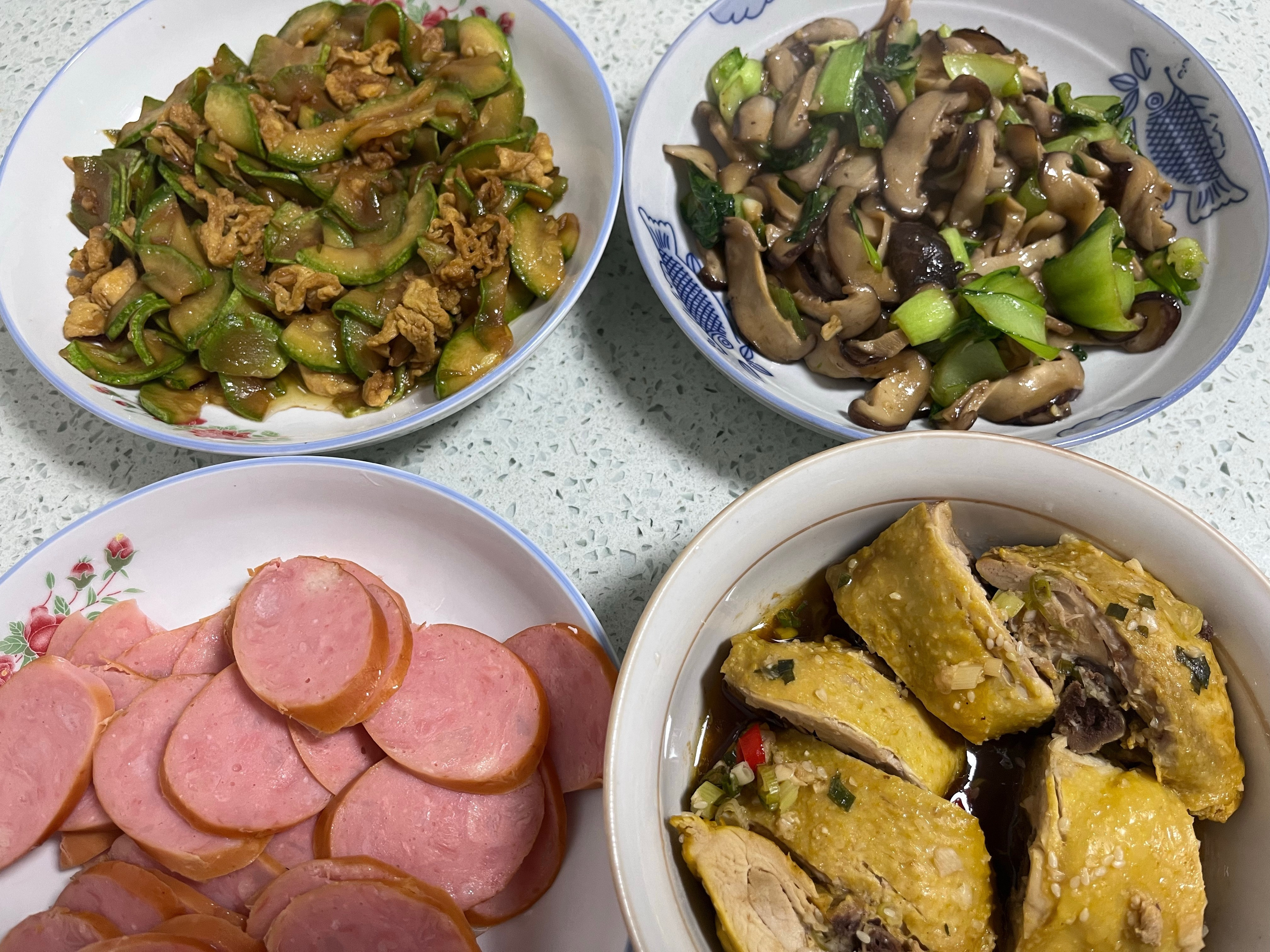 今天手忙脚乱晚上就凑合一下吧！基本现成的，开饭啦！​​​