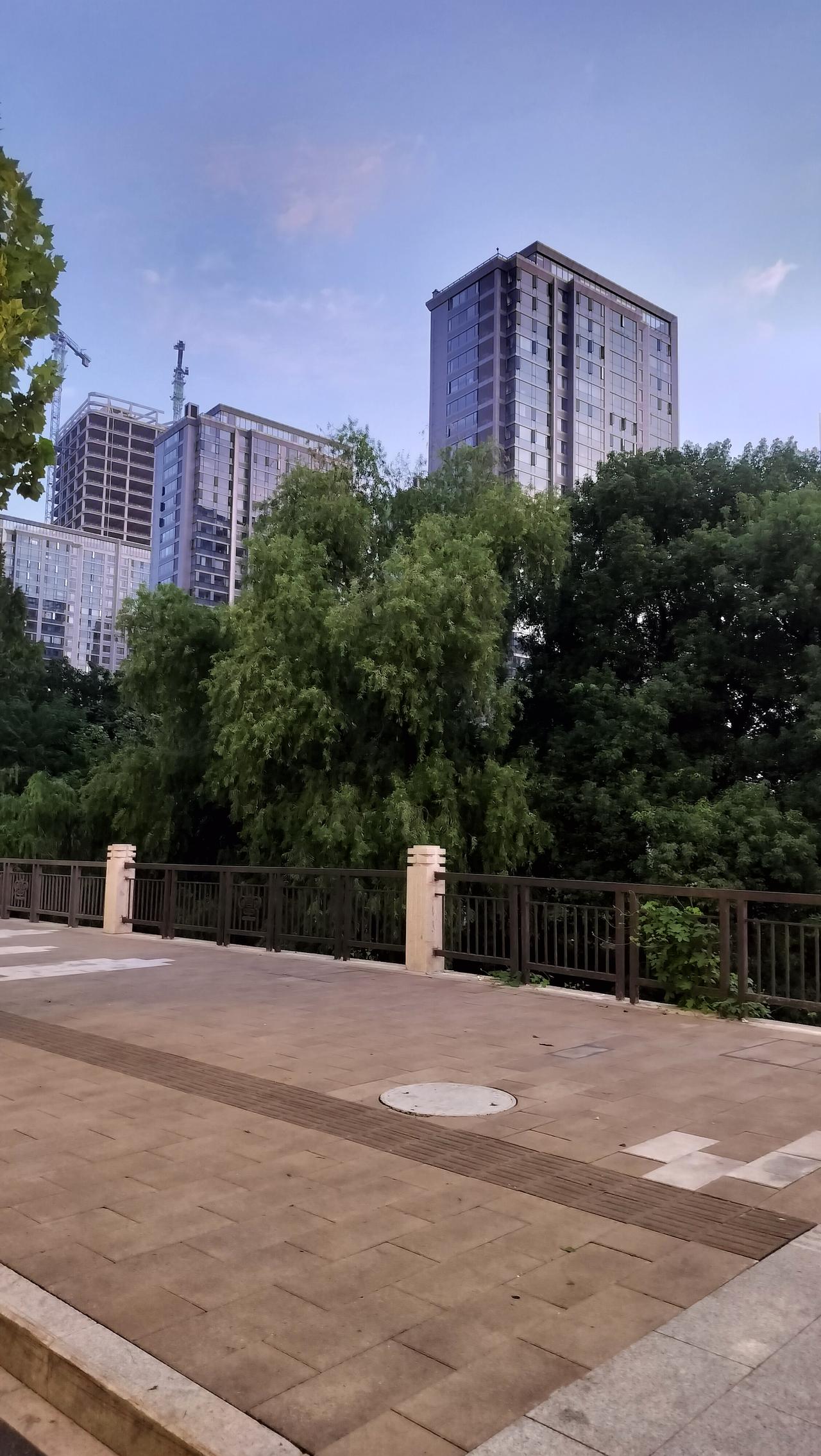 老公打电话来问：为什么不声不响要卖房？‘’你怎么知道的？‘’我奇怪的问。老公
