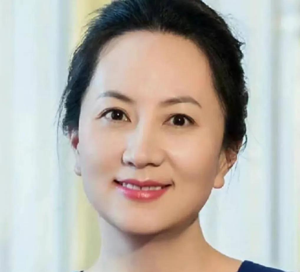 今天来聊聊两位豪门“长公主”！43岁宗馥莉和53岁孟晚舟，这风格差距绝了！