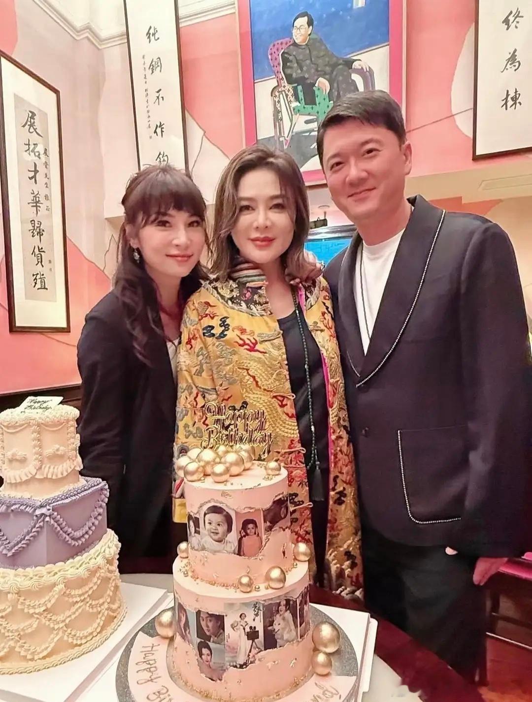 关之琳与好友在豪宅庆生，穿龙袍戴翡翠雍容华贵，63岁仍明艳大气！​​​