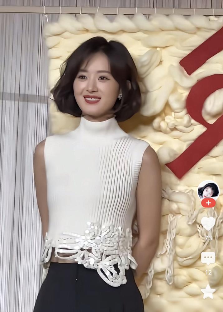 赵丽颖淡出热搜，业内却称她最清醒曾蹲在剧组走廊啃冷盒饭的“拼命三娘”，现在会