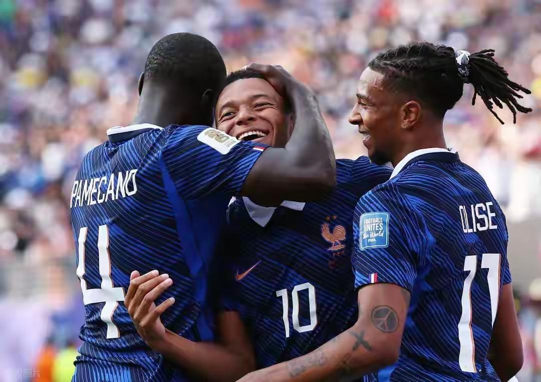 法国3-0瑞典，姆巴佩再次梅开二度，太强了，其他队怎么踢都是输……！瑞典队世
