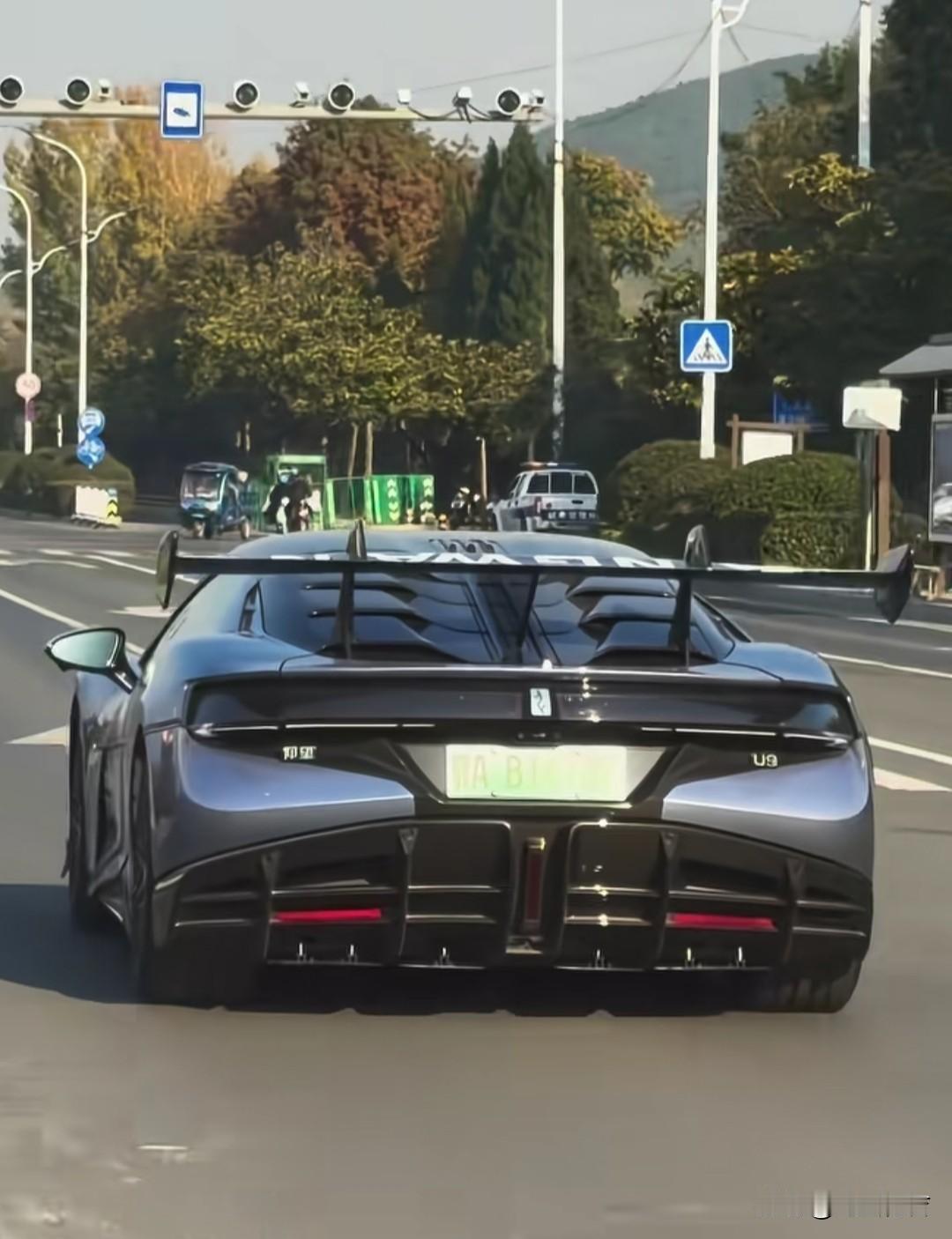 你们别说，仰望U9从后面看，真的很帅。全车身碳纤维，尤其是这个硕大的碳纤维，彰显
