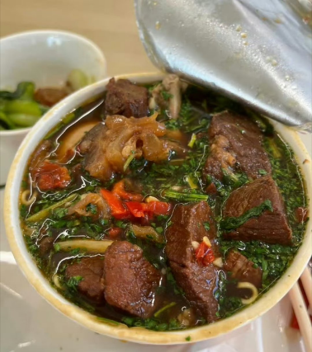 字节跳动100元餐标的免费三餐这才是牛肉面啊！！字节跳动虽然卷，但是员工待遇真不