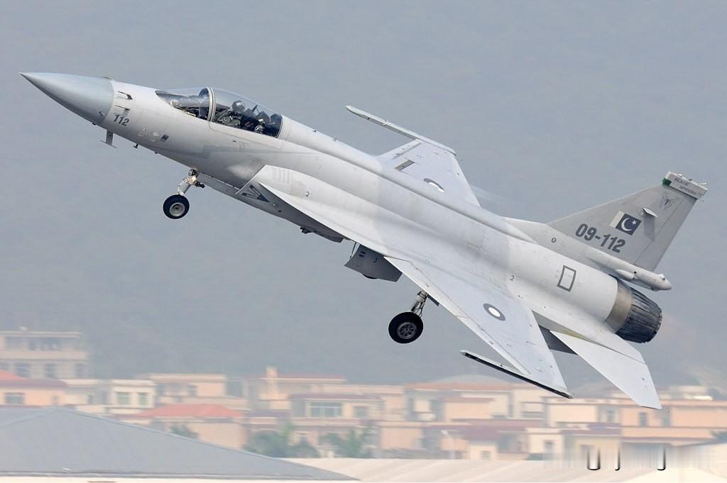 🇵🇰巴基斯坦在迪拜航展上向某国出售JF-17战斗机11月20日，巴基斯坦