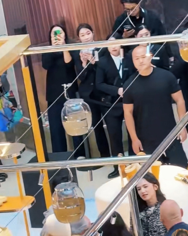 真是剧粉过年！肖战和张婧仪线下活动同框了，全场都在喊“香暗荼和香老板”！看到