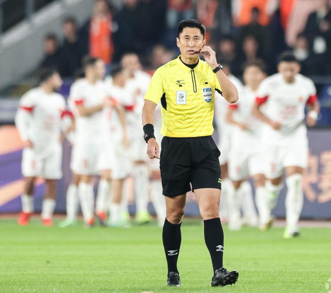 替中国足球守住最后的门面！国内裁判员马宁等人入选美加墨世界杯。虽然国足又一次没