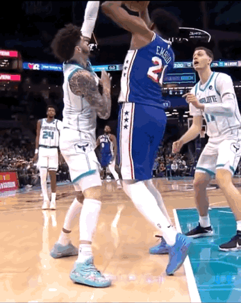 这么脏的人和动作，竟然不驱逐？！三球被恩比德一大肘砸开，而且是故意为之，裁判回