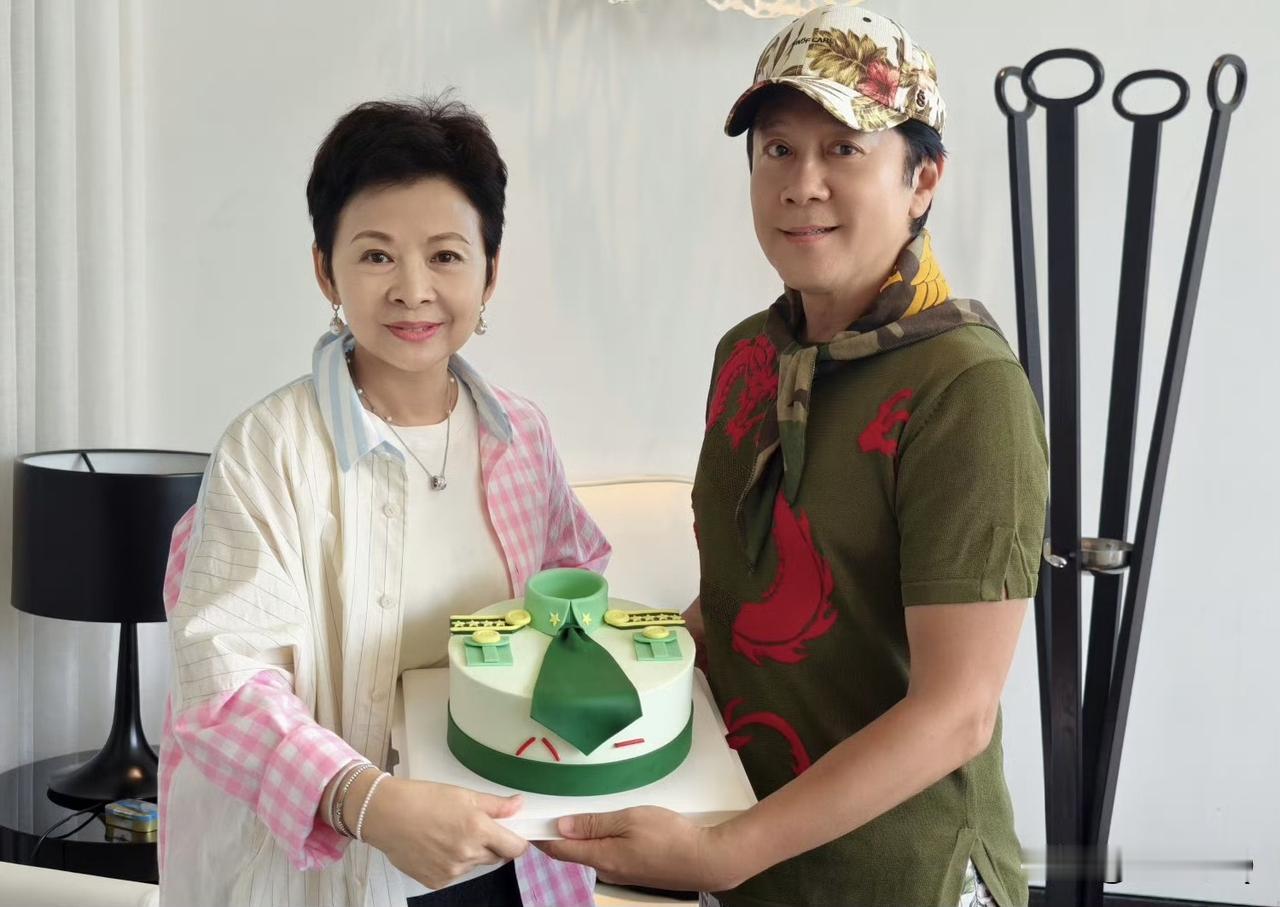 蔡国庆穿得可真花，鸭舌帽带床单花色，脖子上的丝巾还挺吸睛。